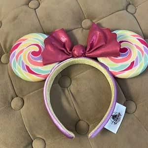Disney lollipop Minnie ears with magenta shimmer bow.